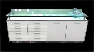 Foto mueble blanco en consultorio odontológico con sillón rojo