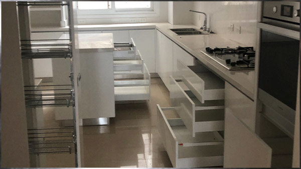 Mueble de cocina blanco, con cajones abiertos